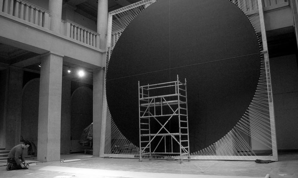 Ein großer schwarzer Kreis an einer Wand.