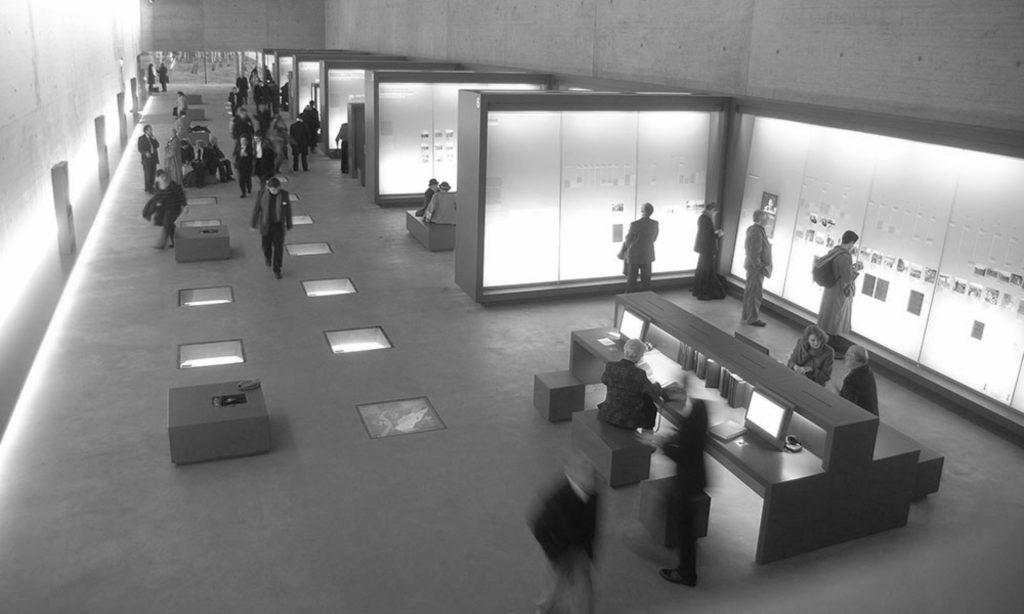 Eine Gruppe von Menschen in einem hell erleuchteten Raum.