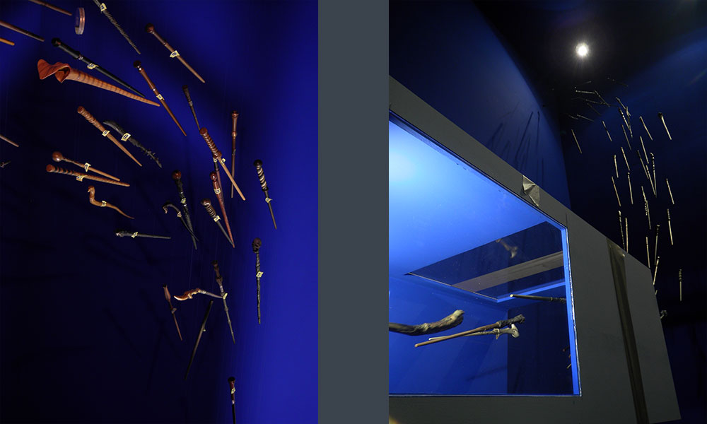 Ein blauer Raum mit einer Vitrine mit verschiedenen Waffen an der Wand.