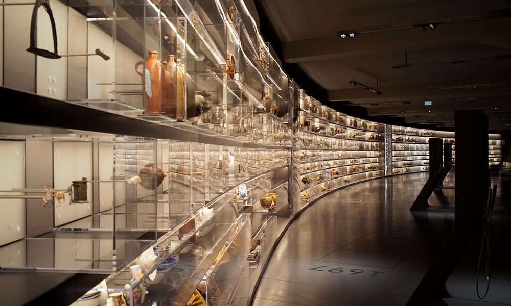 Eine lange Reihe von Regalen, die mit zahlreichen Gegenständen gefüllt sind.