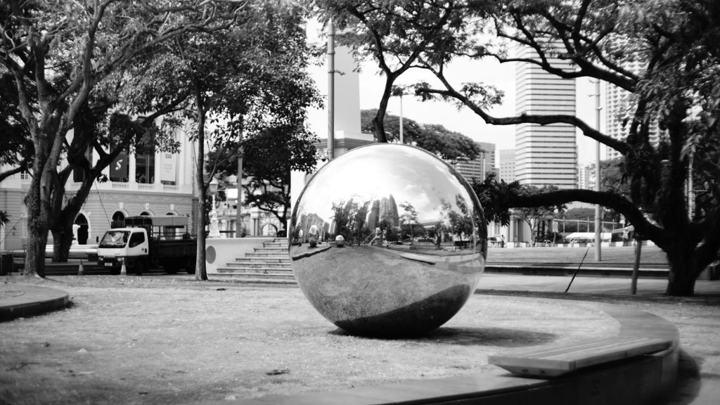 Graustufenfoto eines runden Balls auf der Straße