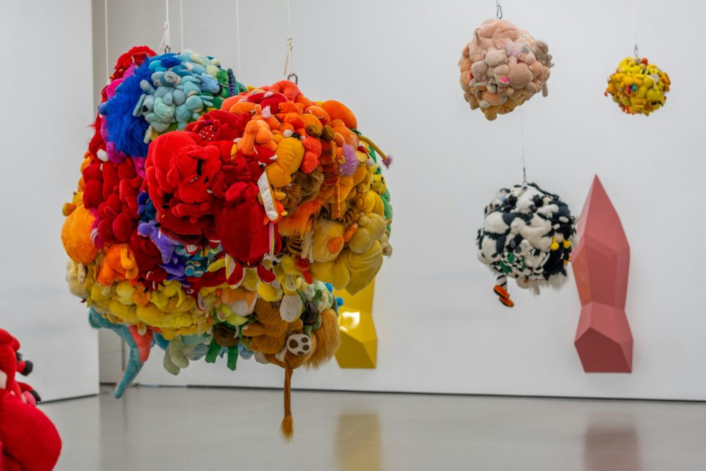 Bunte abstrakte Skulpturen hängen von der Decke